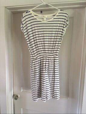 Striped White and Black Casual Elastic-Waist Dress